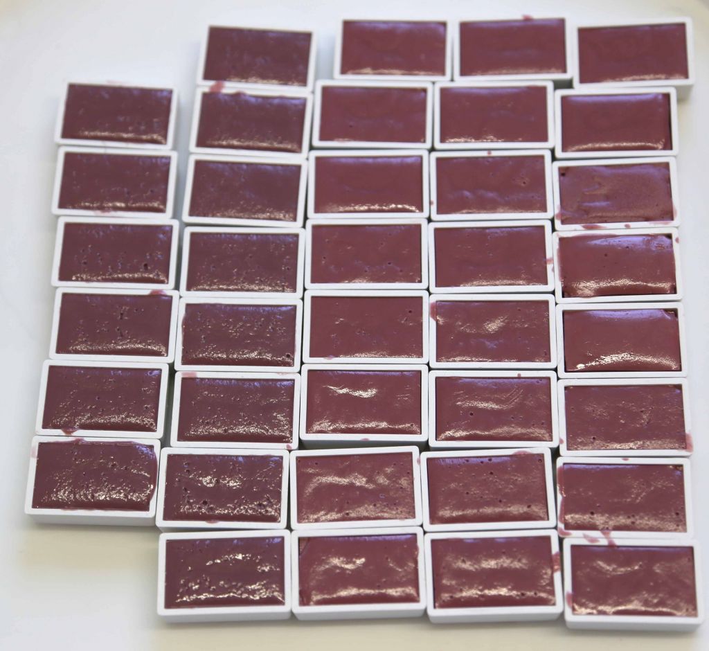 Kremer akvarel - Thulit (plast, 3 x 1,8 x 1 cm)