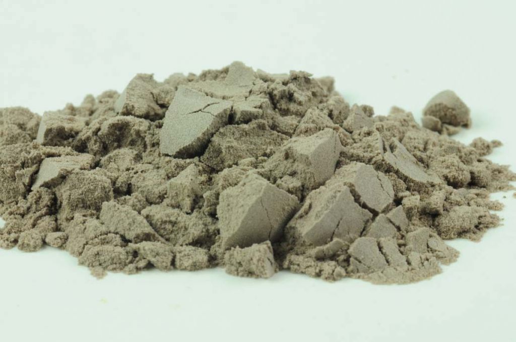 Barevné sklo, jantarově tmavé, průhledné, mletí 1, 1 kg